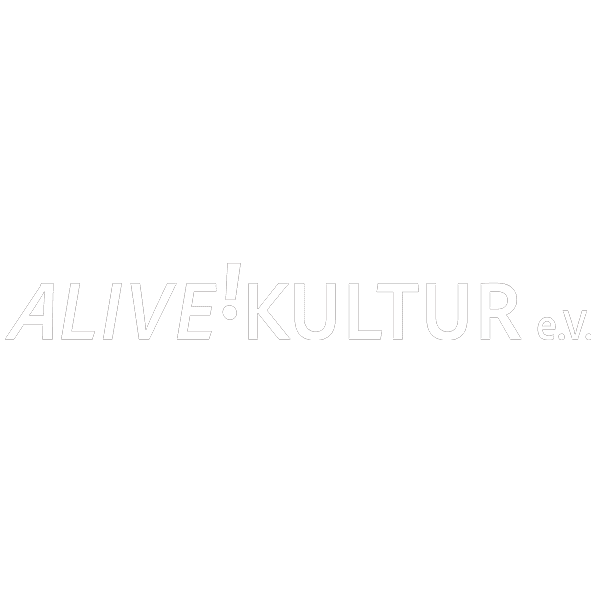 Weißer Hintergrund mit den Worten ALIVE! KULTUR e.V. in Großbuchstaben in der Mitte geschrieben. Das Ausrufezeichen in ALIVE! ist rosa, während der Rest des Textes hellgrau ist.