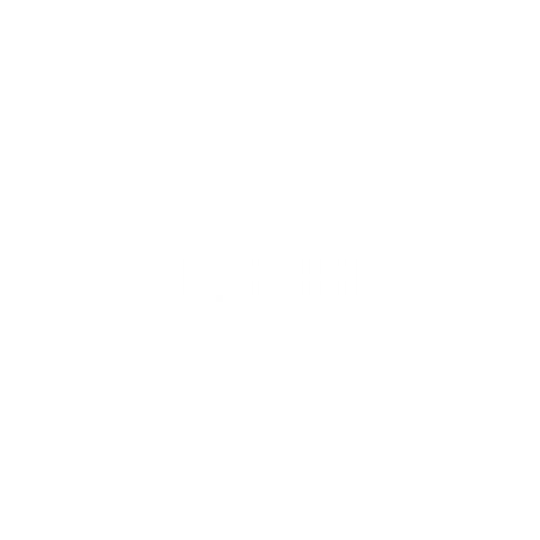 Ein weißes rechteckiges Logo mit den Buchstaben NDR in fetter grauer Schrift, einer vertikalen grauen Linie und den Buchstaben HH in Hellgrau auf einem schlichten hellgrauen Hintergrund.