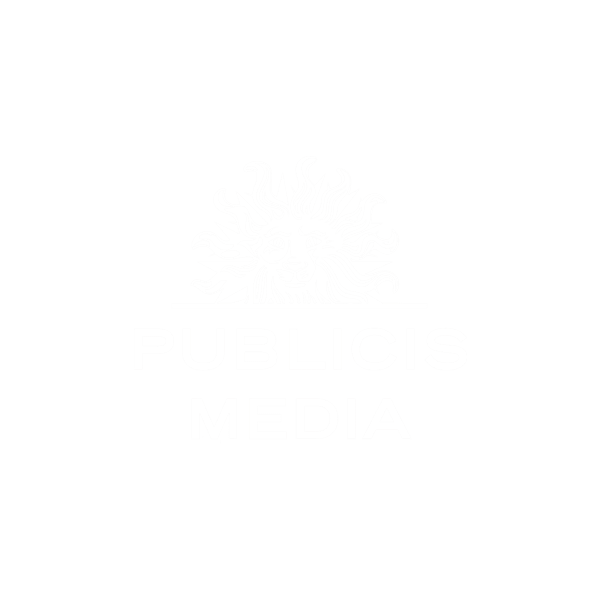 Das Bild zeigt das Logo von Publicis Media, das einen stilisierten Löwenkopf mit nach außen gerichteten Strahlen über dem Schriftzug "PUBLICIS MEDIA" in Großbuchstaben auf hellgrauem Hintergrund darstellt.