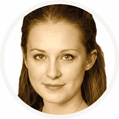 unnamed-2 Eine Frau mit glattem, hellbraunem Haar und hellen Augen blickt mit neutralem Blick direkt in die Kamera. Der Hintergrund ist einfarbig und weiß, und das Bild ist mit einem Sepiaton abgetönt.