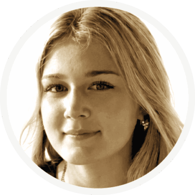 unnamed-3 Eine junge Frau mit langem, hellem Haar blickt in die Kamera und lächelt leicht. Sie trägt kleine Reifohrringe. Der Hintergrund ist schlicht und weiß.